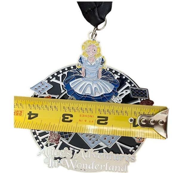 Yes.Fit Virtual Running Medal "Alice's Adventures in Wonderland" - Picture 9 of 9